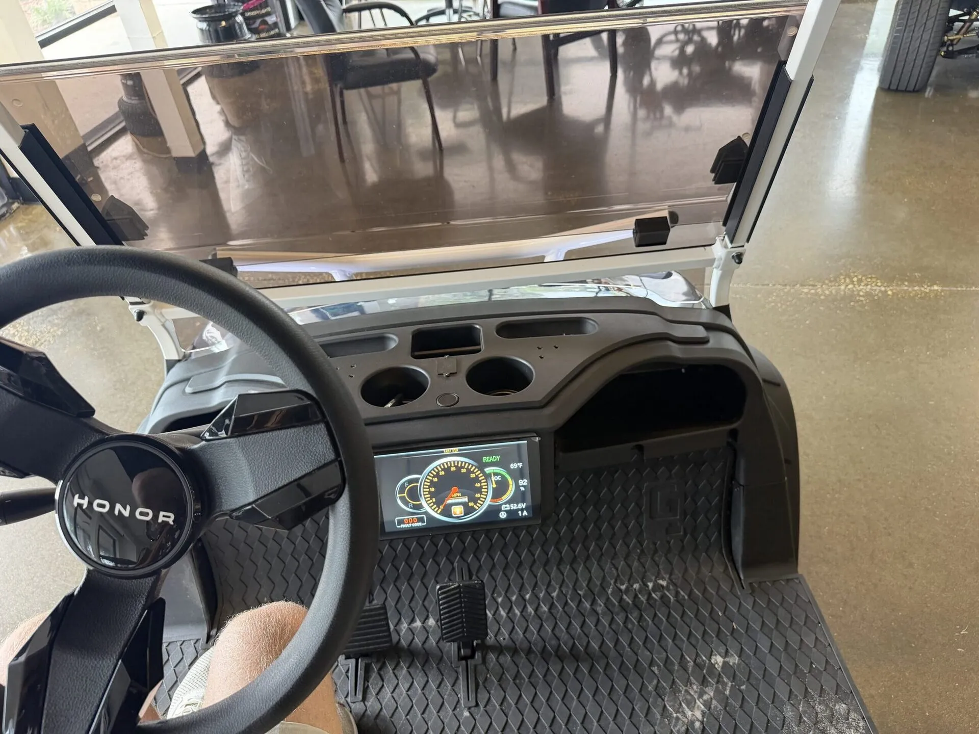 Honor G1 dashboard view from the driver's seat